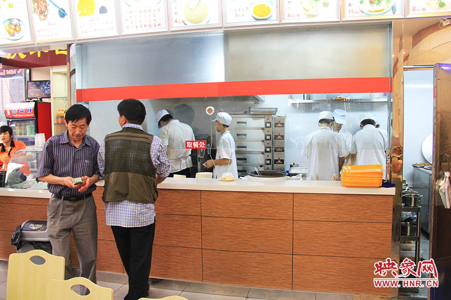 店面仍處于“試營(yíng)業(yè)”狀態(tài),后廚的設(shè)備嶄新,看起來還算整潔。