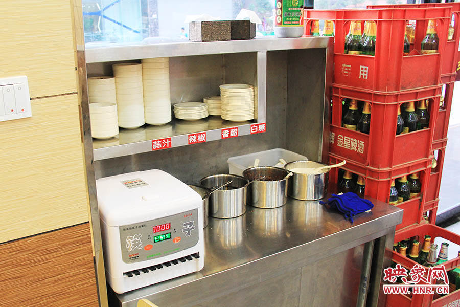 調(diào)料、小碟、餐具也都被放在另一張單獨(dú)的桌子上,需要用餐者“自助”。