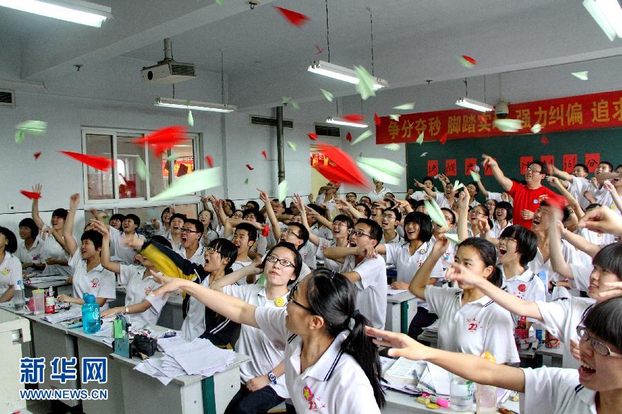  6月3日，河北省衡水市第二中學(xué)高三學(xué)生在教室里用扔紙飛機(jī)的方式舒緩心情。
