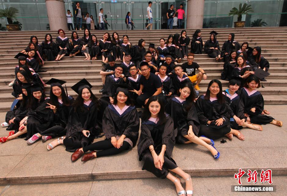 6月6日，浙江理工大學(xué)的畢業(yè)生們?cè)谛@中以賣萌、搞怪等獨(dú)具青春特色的方式告別大學(xué)生涯。中新社發(fā) 李晨