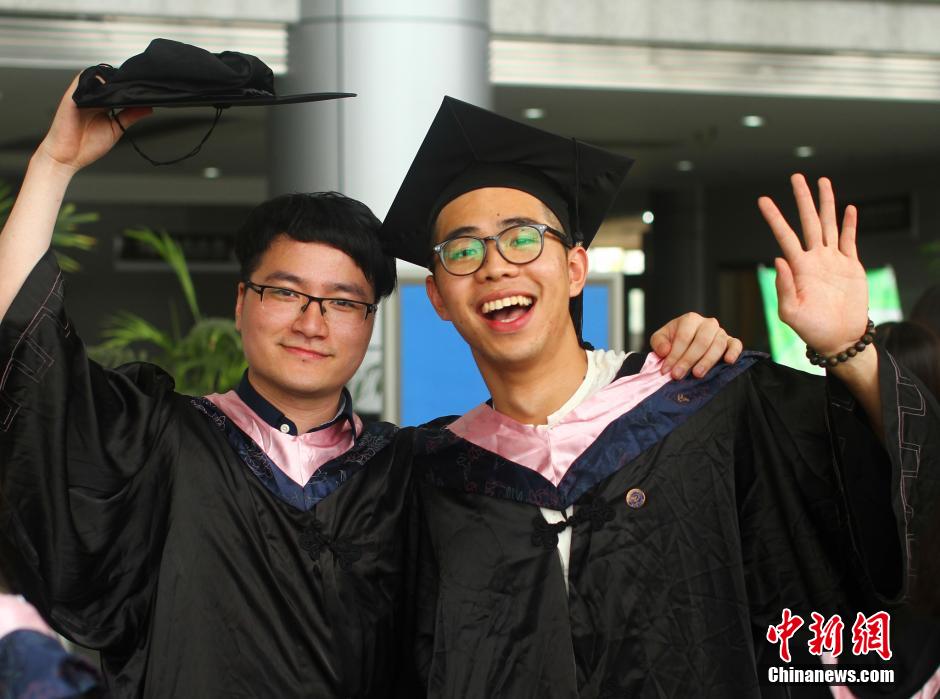 6月6日，浙江理工大學(xué)的畢業(yè)生們?cè)谛@中以賣萌、搞怪等獨(dú)具青春特色的方式告別大學(xué)生涯。中新社發(fā) 李晨