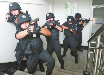 進入樓道后，特警開始地毯式搜索。