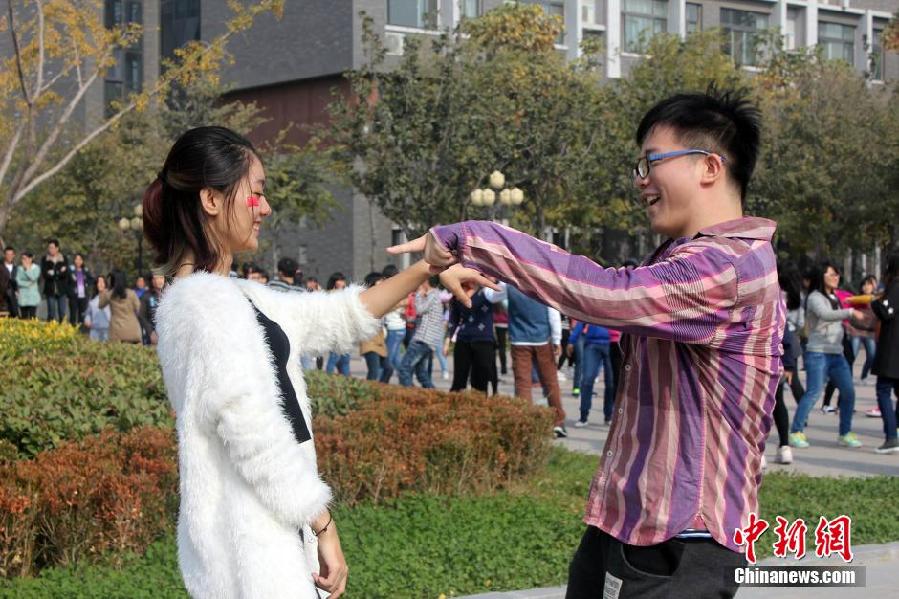 11月11日，河南財(cái)經(jīng)政法大學(xué)校園內(nèi)，300名在校大學(xué)生在上演了一出“光棍”也瘋狂的“快閃”大戲。