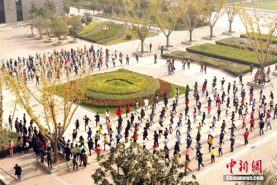 11月11日，河南財(cái)經(jīng)政法大學(xué)校園內(nèi)，300名在校大學(xué)生在上演了一出“光棍”也瘋狂的“快閃”大戲。