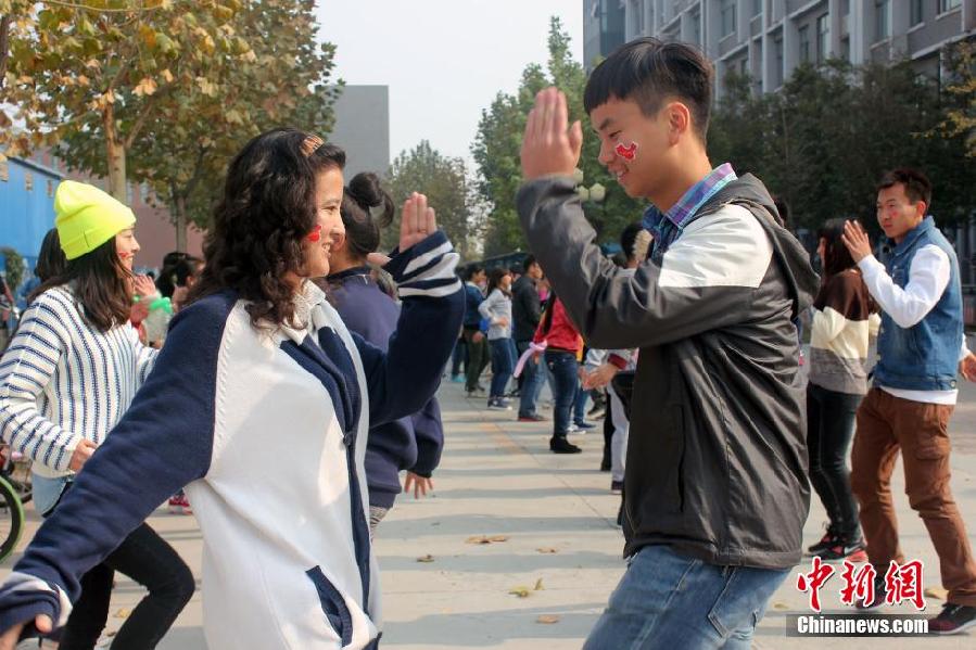 11月11日，河南財(cái)經(jīng)政法大學(xué)校園內(nèi)，300名在校大學(xué)生在上演了一出“光棍”也瘋狂的“快閃”大戲。
