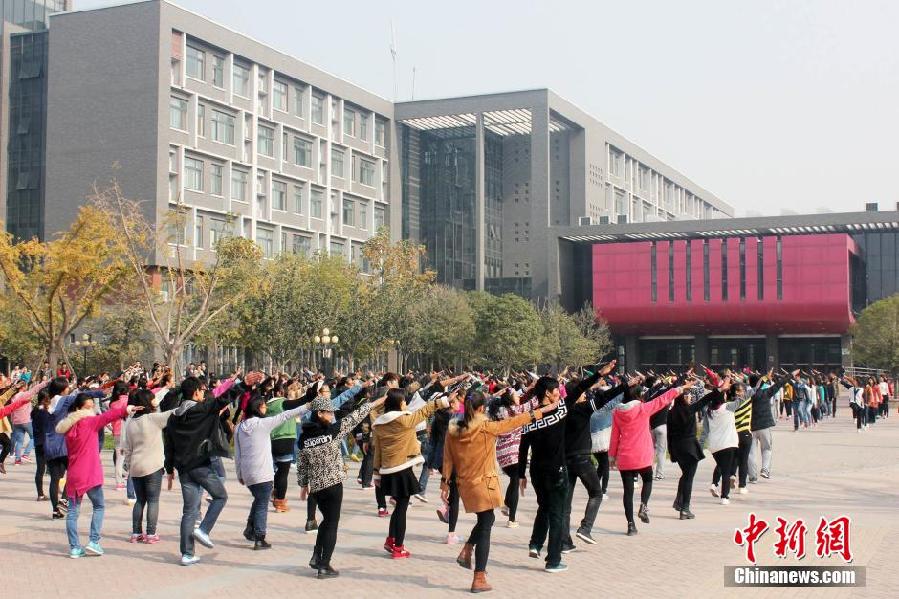 11月11日，河南財(cái)經(jīng)政法大學(xué)校園內(nèi)，300名在校大學(xué)生在上演了一出“光棍”也瘋狂的“快閃”大戲。