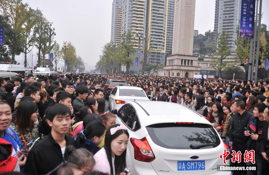 重慶上萬粉絲在南濱路等待《奔跑吧兄弟》節(jié)目的錄制。