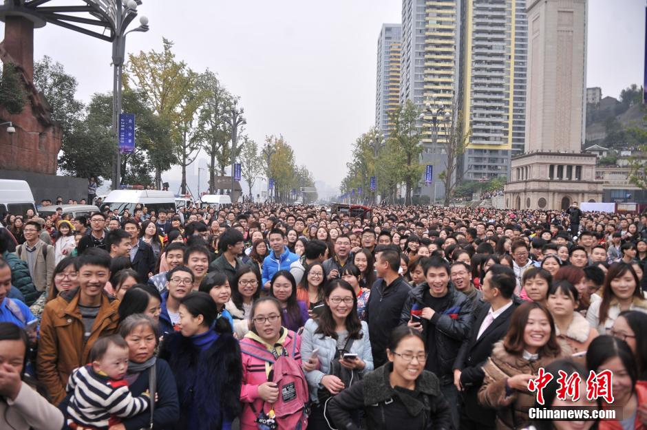 重慶上萬粉絲在南濱路等待《奔跑吧兄弟》節(jié)目的錄制。