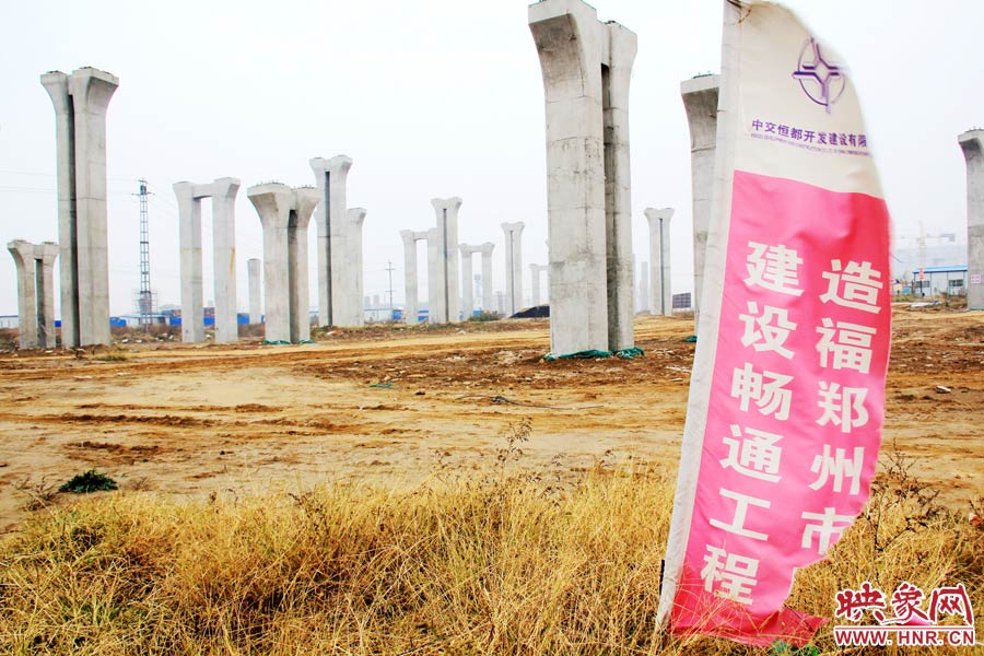 施工現(xiàn)場(chǎng)還插放著“建設(shè)暢通鄭州，造福鄭州市民”的條幅。