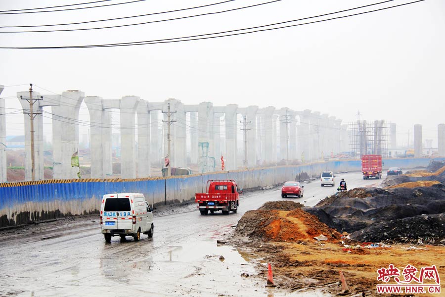 鄭平路柴郭轉(zhuǎn)盤處以及圍擋兩邊預(yù)留的道路坑坑洼洼，無人維護(hù)，造成事故頻發(fā)，經(jīng)常堵車。