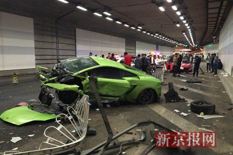 一輛蘭博基尼與一輛法拉利發(fā)生事故，現(xiàn)場(chǎng)狀況慘烈