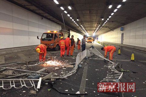 一輛蘭博基尼與一輛法拉利發(fā)生事故，現(xiàn)場(chǎng)狀況慘烈