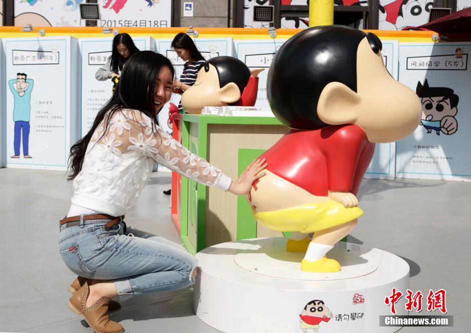 4月22日，游客與蠟筆小新合影?！跋灩P小新25周年紀念特展”日前在北京開展，吸引了不少市民游客。