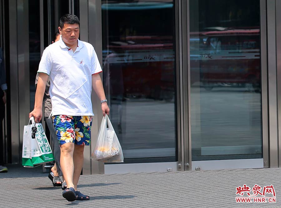 褲頭、T恤的裝束依然提前入夏