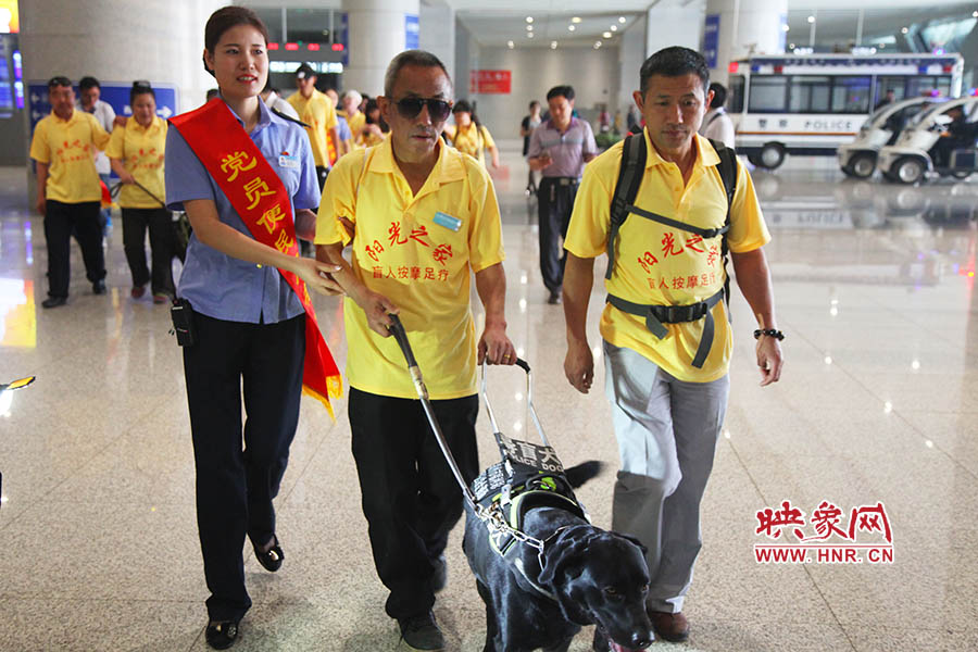 接到鄭州市愛心導(dǎo)盲犬服務(wù)中心的乘車請求后，鄭州東站抽調(diào)了工作人員進行對接，提前做好服務(wù)引導(dǎo)準備。