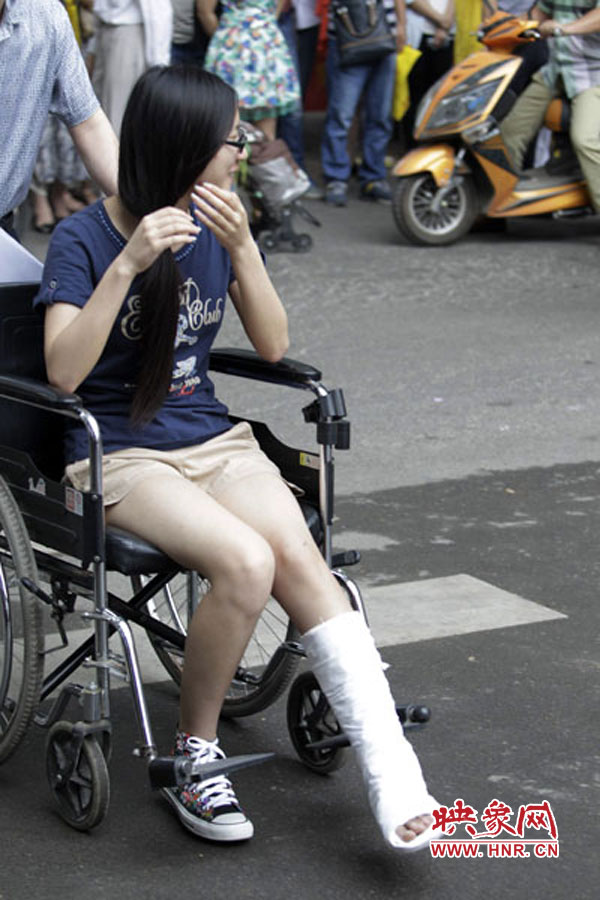 鄭州回中考點(diǎn)，一名考生左腳受傷，坐著輪椅入考場(chǎng)。