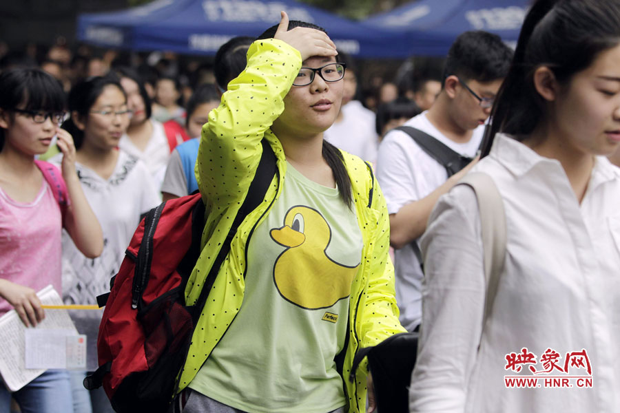 鄭州回中考點(diǎn)，考生輕松入場(chǎng)。