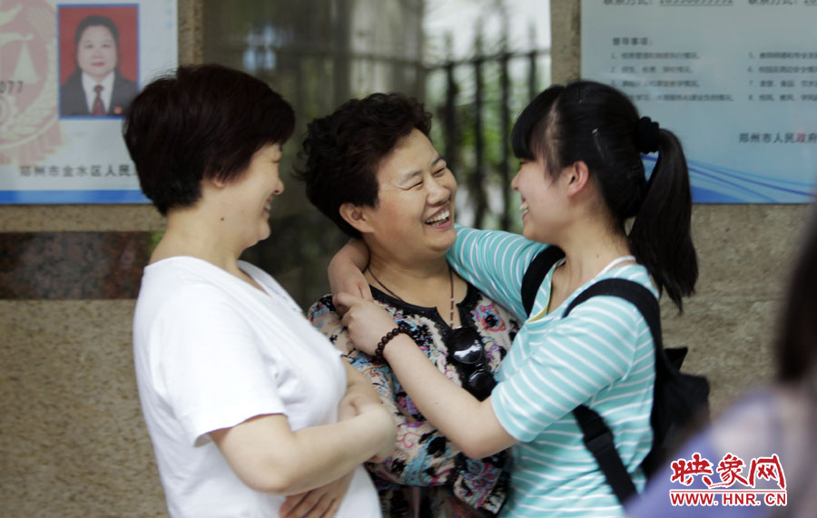 6月7日，鄭州回中考點(diǎn)，走出考場(chǎng)的考生和家長(zhǎng)擁抱在一起