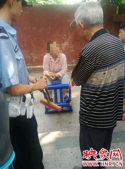 老太當(dāng)時(shí)坐在健身器材上做仰臥起坐，說環(huán)衛(wèi)工人影響她鍛煉身體了，便開始謾罵環(huán)衛(wèi)工人。