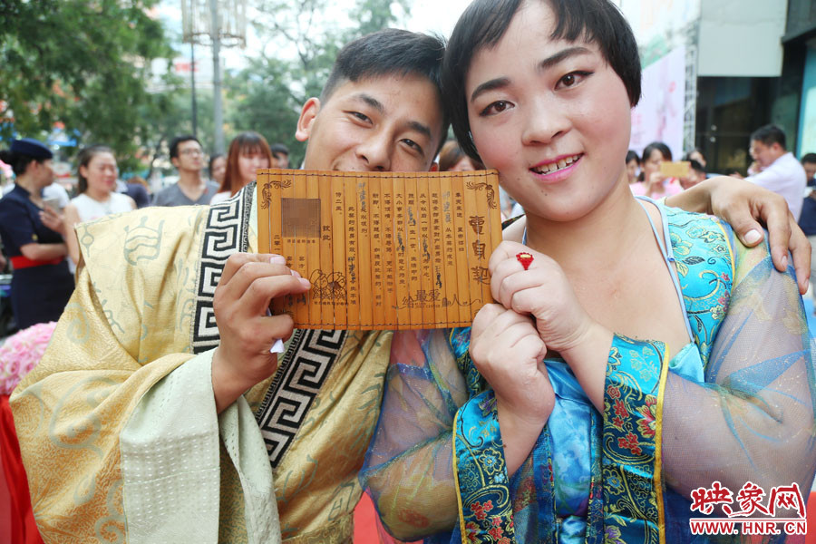 一對兒情侶現(xiàn)場展示“賣身契”內(nèi)容。