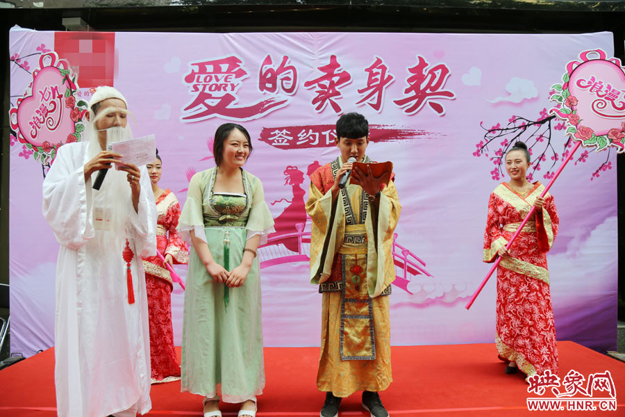 男子現(xiàn)場宣讀“賣身契”的內(nèi)容，讓大家作證。