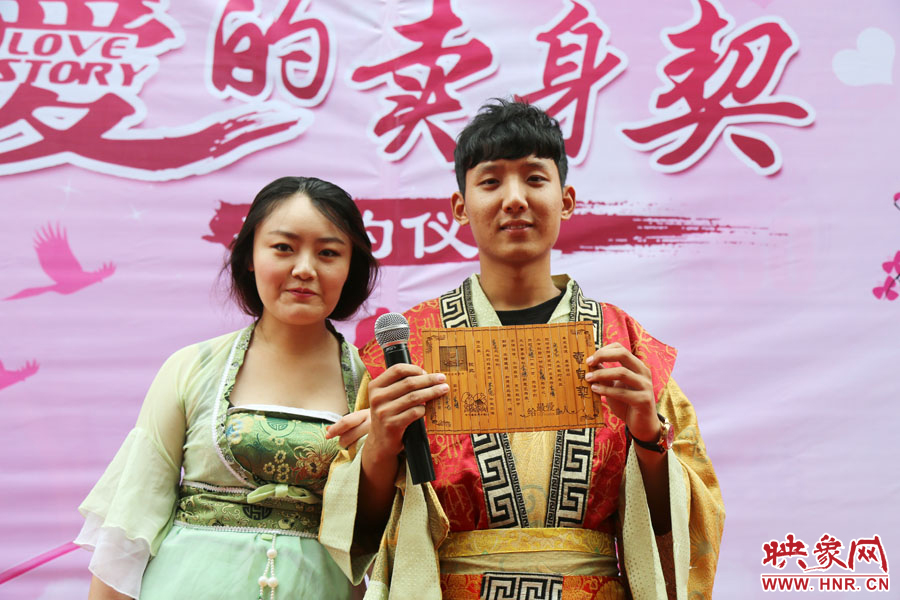 現(xiàn)場的8名男子異口同聲地表示，如違反此契約，可以接受處以極刑。
