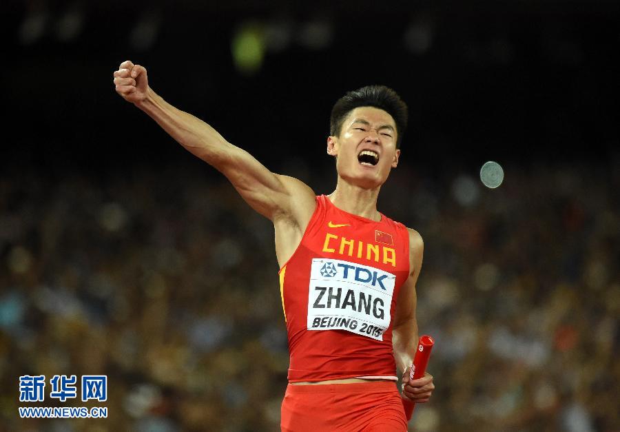 8月29日，中國隊選手張培萌沖過終點(diǎn)線后振臂歡呼。