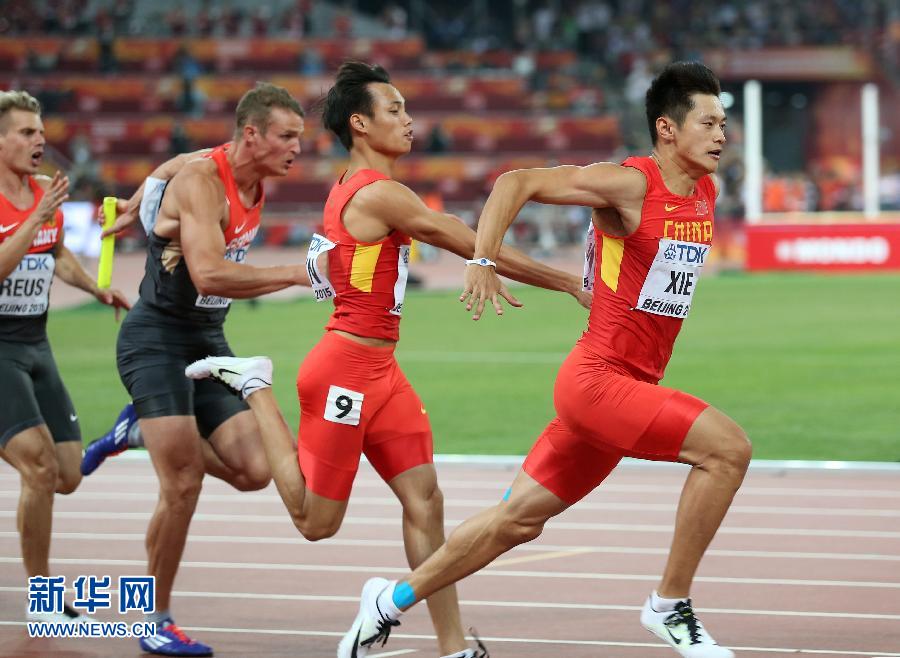 中國隊選手謝震業(yè)（右一）和莫有雪在比賽中交接棒。