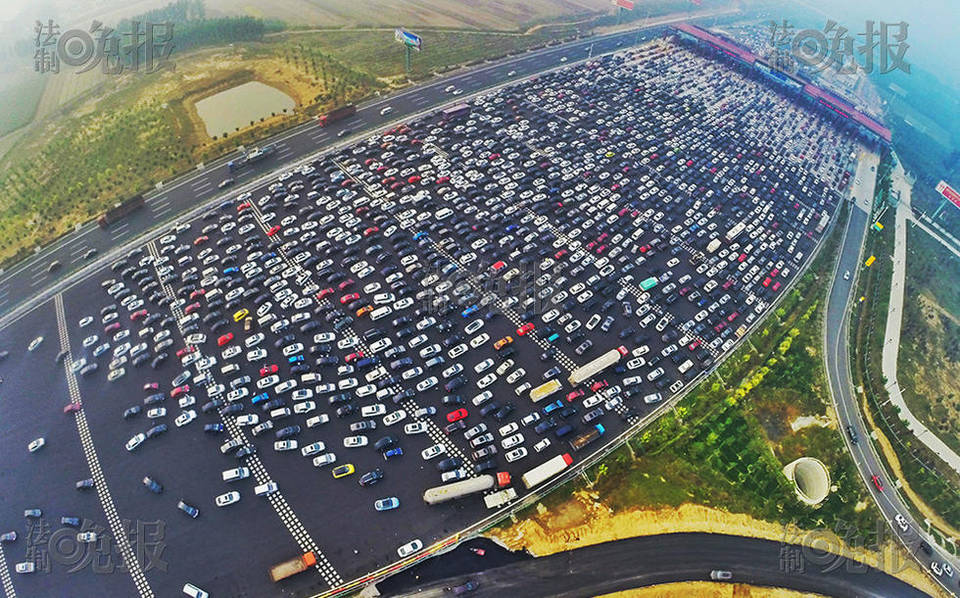 進京方向收費站前堵滿車流。