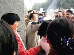一對夫婦攔住小學生求助，被家長和市民當成人販子圍毆