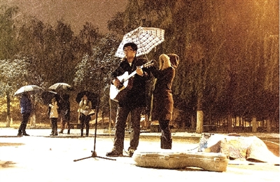 雪夜鄭大新校區(qū)的這一幕是不是也溫暖了你？