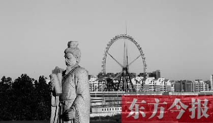 16日，從中原福塔基座平臺(tái)看向世紀(jì)歡樂(lè)園的景象