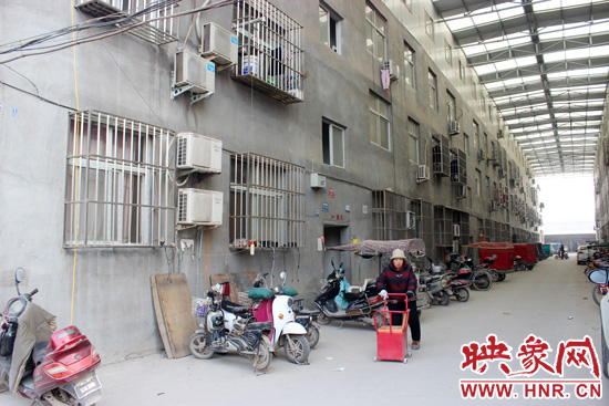 三棟居民樓沒(méi)有任何手續(xù)，沒(méi)有房產(chǎn)證，售價(jià)超級(jí)低。