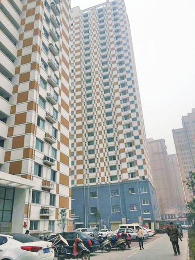 鄭州中基都市春天小區(qū)的公租房一直在閑置,樓下門面房已營業(yè)很長時間。