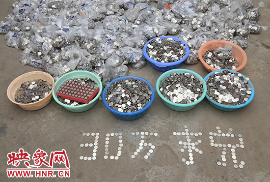 據負責清點“巨資”的張大爺介紹，這筆“巨資”積攢了兩個月左右，有30萬左右，重達3000多斤。