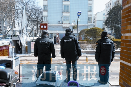 小區(qū)門(mén)口有兩撥保安把門(mén)，分屬不同的物業(yè)公司