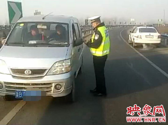 2月3日，一名男子因錯過了路口不顧自身安全竟然在高速上逆行，被焦作高速交警逮個正著。