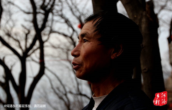 不過(guò)老崔對(duì)鄰居卻有著十分的不屑，平日里他們的生活，主要是自己種植的蔬菜和野菜，偶爾有山下香客的供奉。而鄰居卻經(jīng)常揀一些驢友丟棄的物品，飲料瓶，塑料紙，或者其它的物品。