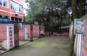緊挨鐵山坪基地，有一條“迷你”街道，雖然簡(jiǎn)陋，但尚未拆去的店鋪名稱顯出了曾經(jīng)的“繁華”。組圖/記者倪志剛