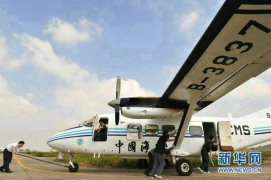 資料圖：中國海監(jiān)東海航空支隊舟山基地工作人員正在進行運-12飛機備航。