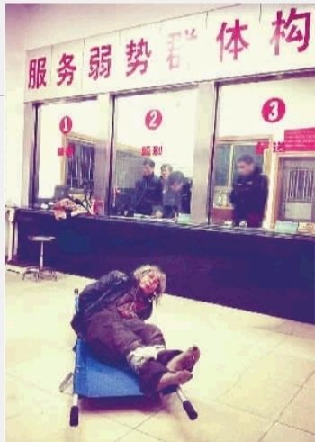1月7日23點50分，長沙市救助管理站大廳，一名老年流浪者躺在擔(dān)架上，無助地看著記者。