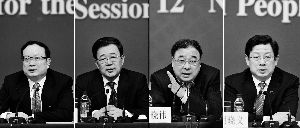昨天，國務(wù)院深化醫(yī)藥衛(wèi)生體制改革領(lǐng)導(dǎo)小組辦公室負責(zé)人王保安、孫志剛、馬曉偉、胡曉義（從左至右）就“醫(yī)藥衛(wèi)生體制改革”有關(guān)問題回答記者提問。記者王鵬/攝