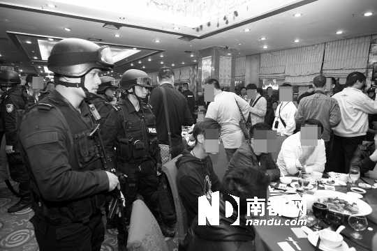 手持微沖、身穿防彈背心的警員進(jìn)入酒樓進(jìn)行調(diào)查。深圳警方供圖
