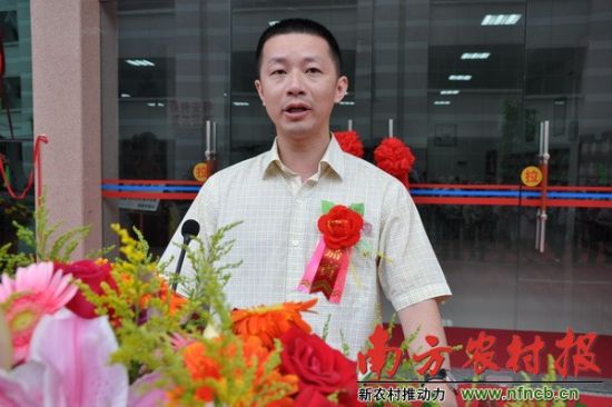 揭東縣人民政府副縣長江中詠在廣東流動(dòng)圖書館揭東分館揭幕儀式致辭。