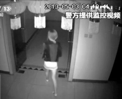 監(jiān)控視頻中，女子獨自走向墜樓處。 央視視頻截圖