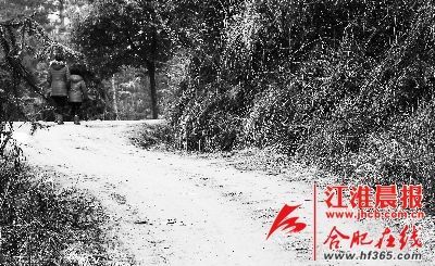 2月21日，媽媽帶著小雪離開了村子。 晨報(bào)記者 高博 攝
