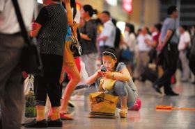 5月26日，武廣高鐵長沙南站，因為高鐵設(shè)備故障，滯留了大量旅客。圖/記者李坤