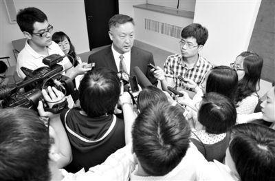 6月5日，商務(wù)部新聞辦公室召開(kāi)“中歐光伏產(chǎn)品貿(mào)易摩擦”專題發(fā)布會(huì)。發(fā)布會(huì)結(jié)束后，中國(guó)機(jī)電產(chǎn)品進(jìn)出口商會(huì)會(huì)長(zhǎng)張鈺晶接受記者采訪。新京報(bào)記者