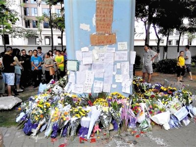 　昨日，廈門市民在BRT的橋墩下放上鮮花悼念逝者。新京報記者 郭鐵流 攝