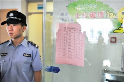 前日，廈門市解放軍174醫(yī)院重癥醫(yī)學(xué)科門口貼著在該醫(yī)院接受治療的受傷人員名單。 新華社記者 陳曄華